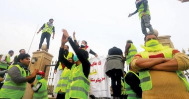 السترات الصفراء تظهر بالعراق ومتظاهرون يحاولون اقتحام مبنى محافظة البصرة