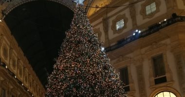 فيديو.. أشجار الكريسماس تزين شوارع ميلانو قبل احتفالات رأس السنة