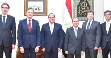السيسي يؤكد انفتاح مصر للتعاون مع "مرسيدس بنز" فى تصنيع سيارات كهربائية