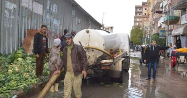 صور.. غرق شوارع مطوبس ودسوق تحت الأمطار وعمال مجالس المدن يرفعون المياه