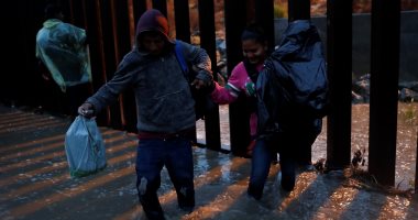 صور.. مهاجرون بالمكسيك يحاولون التغلب على الأمطار والعبور للولايات المتحدة