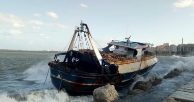 إنقاذ مركب جرفتها شدة الأمواج بشواطئ الإسكندرية