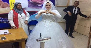 صور.. عروسان بكفر الشيخ يشاركان فى مبادرة "100 مليون صحة" قبل زفافهما
