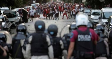 فيديو.. اشتباكات بين الشرطة والعمال احتجاجًا على إغلاق مصانع فى إسبانيا