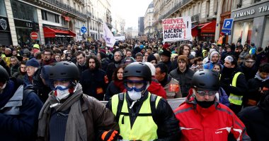نقابات العمال الفرنسية تنقل معركة المعاشات إلى الشوارع