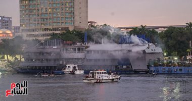 صور.. السيطرة على حريق مركب نيلى قرب كوبرى قصر النيل دون إصابات