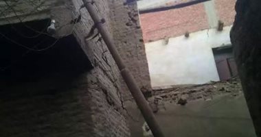 قارئ يشكو سقوط عامود كهرباء على منزله بقرية البياضية بسوهاج