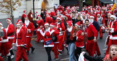 سكان نيويورك يتنكرون فى زى "بابا نويل" خلال مهرجان "سانتاكون"