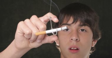 اللعب على النفسية.. كيف تقنع ابنك المراهق بالابتعاد عن التدخين