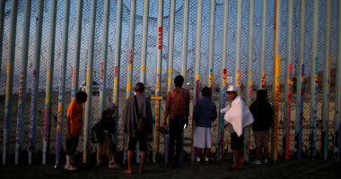صور.. "سور حديدى مرتفع" يمنع عشرات المهاجرين من العبور للولايات المتحدة