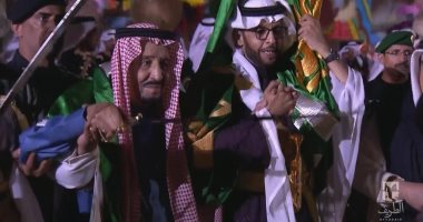 شاهد.. ملكا السعودية والبحرين يؤديان رقصة "العرضة" فى افتتاح حى الطريف
