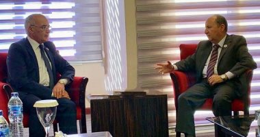 وزير الصناعة يلتقى نظيره الجزائرى على هامش اجتماعات إفريقيا 2018