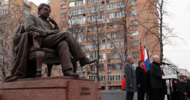 شاهد.. روسيا تكرم كتابها.. موسكو تزيح الستار عن تمثال جنكيز أيتماتوف
