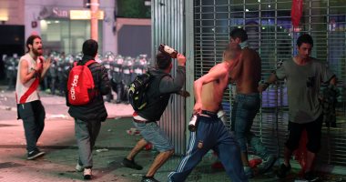 صور.. مشجعو فريق "ريفر بليت" يشتبكون مع الشرطة فى شوارع الأرجنتين