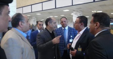  صور ..وزير الطيران المدنى يتفقد مطار أسوان الدولى ويناقش خطة تطويره 