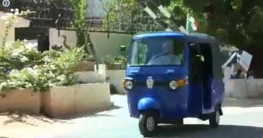 سفير إيطاليا بالسودان يقود "توك توك" ويجلس على مقهى شعبى.. فيديو "تحديث"