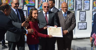 محافظ بورسعيد يكرم الطلاب الفائزين فى مسابقة "بورسعيد بعيون أبنائها"