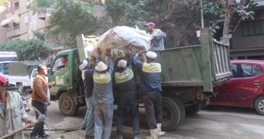 رفع مخلفات متراكمة بشوارع حى العمرانية خلال حملة نظافة