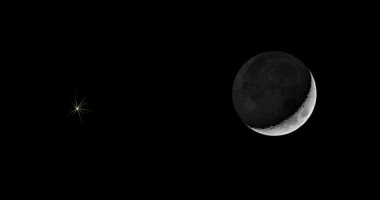 "محاق القمر" لشهر رجب يظهر غدا وينهى دورة اقترانية حول الأرض