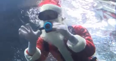فيديو.. بابا نويل يسبح فى حوض أسماك لإسعاد الأطفال احتفالا بأعياد الميلاد