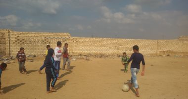 أطفال المنشية ببنى سويف يلعبون كرة القدم على الصخور ويطالبون بمركز شباب.. صور