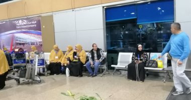 صور.. أفواج المعتمرين تغادر مطار القاهرة لأداء العمرة 