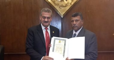 رئيس اللجنة النقابية بهيئة نظافة الجيزة يتسلم ميدالية أكاديمية ناصر