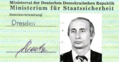 شاهد.. بطاقة هوية بوتين عندما كان جاسوسا سوفيتيا فى ألمانيا