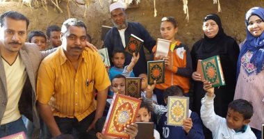 صور..أهل الخير يتبرعون بمصاحف وحقائب مدرسية لأطفال كتاب الشيخ بدوى بالأقصر