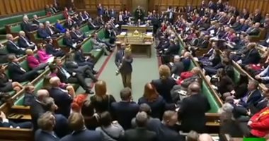 شاهد.. برلمانى بريطانى يأخذ صولجانا ذهبيا من مجلس العموم
