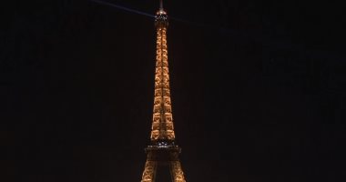 شاهد.. فرنسا تطفئ أنوار برج إيفل تكريما لضحايا حادث ستراسبورج