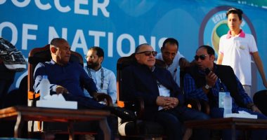 صور.. أبو ريدة ورئيس الكاف يحضران مباراة مدغشقر وكوت ديفوار للكرة الشاطئية