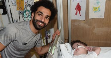 محمد صلاح يحتفل مع أطفال ليفربول بالكريسماس فى المستشفى.. صور