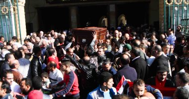 صور.. وصول جثمان حسن كامى إلى مسجد السيدة نفيسة لصلاة الجنازة