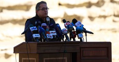 وزير الآثار يصل جبانة سقارة للإعلان عن كشف أثرى جديد