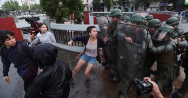 صور.. اشتباكات عنيفة بين شرطة تشيلى ومتظاهرين ضد الاعتداء على سكان أصليين