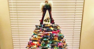 "مش أغصان بس".. شجرة الميلاد من الكتب والملابس والآلات الموسيقية (صور) 