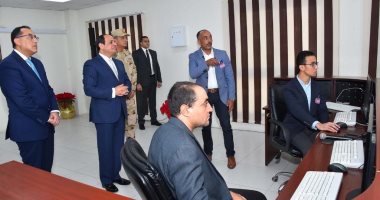صور.. الرئيس السيسي يتفقد مشروع المحروسة 1 فى مدينة السلام بعد افتتاحه