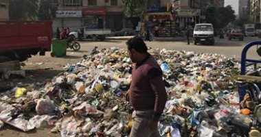 قارئ يشكو من تراكم القمامة بطول شارع النعام بعين شمس