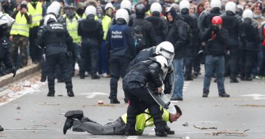 صور.. الشرطة البلجيكية تسحل وتقمع المتظاهرين ضد قانون الهجرة