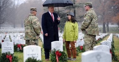 صور.. ترامب يزور مقبرة آرلينجتون العسكرية ويضع إكليلا من الورود