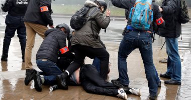 الشرطة البلجيكية تعتقل متظاهرا ضد اتفاق الهجرة خلال صدامات بشوارع بروكسل