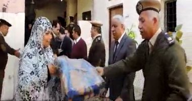 مدير أمن كفر الشيخ يوزع بطاطين على المواطنين