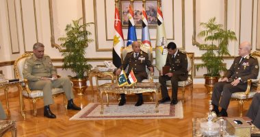 وزير الدفاع والفريق محمد فريد يلتقيان رئيس أركان الجيش الباكستانى