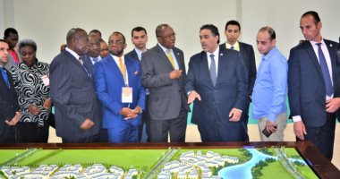 وزير خارجية أنجولا يتفقد جناح بلاده بالمعرض الأفريقى للتجارة البينية