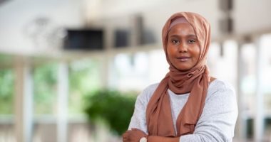 الجارديان: وجود نائبة ترتدى الحجاب فى البرلمان السويدى تحدى لموجة اليمين 