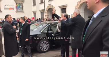 فيديو.. السيسي يصطحب رئيس النمسا ويذهبان لتحية الجالية المصرية بالقصر الرئاسى
