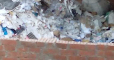 قارئ يشكو من انتشار أكوام القمامة بأحد شوارع منطقة حوض النزهة السلام.. صور