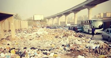 قارئ يشكو تلال القمامة بشارع الأربعين وحديقة بدر فى جسر السويس  
