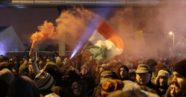 صور.. احتجاجات أمام مبنى الإذاعة والتلفزيون فى المجر ضد قانون العمل الجديد